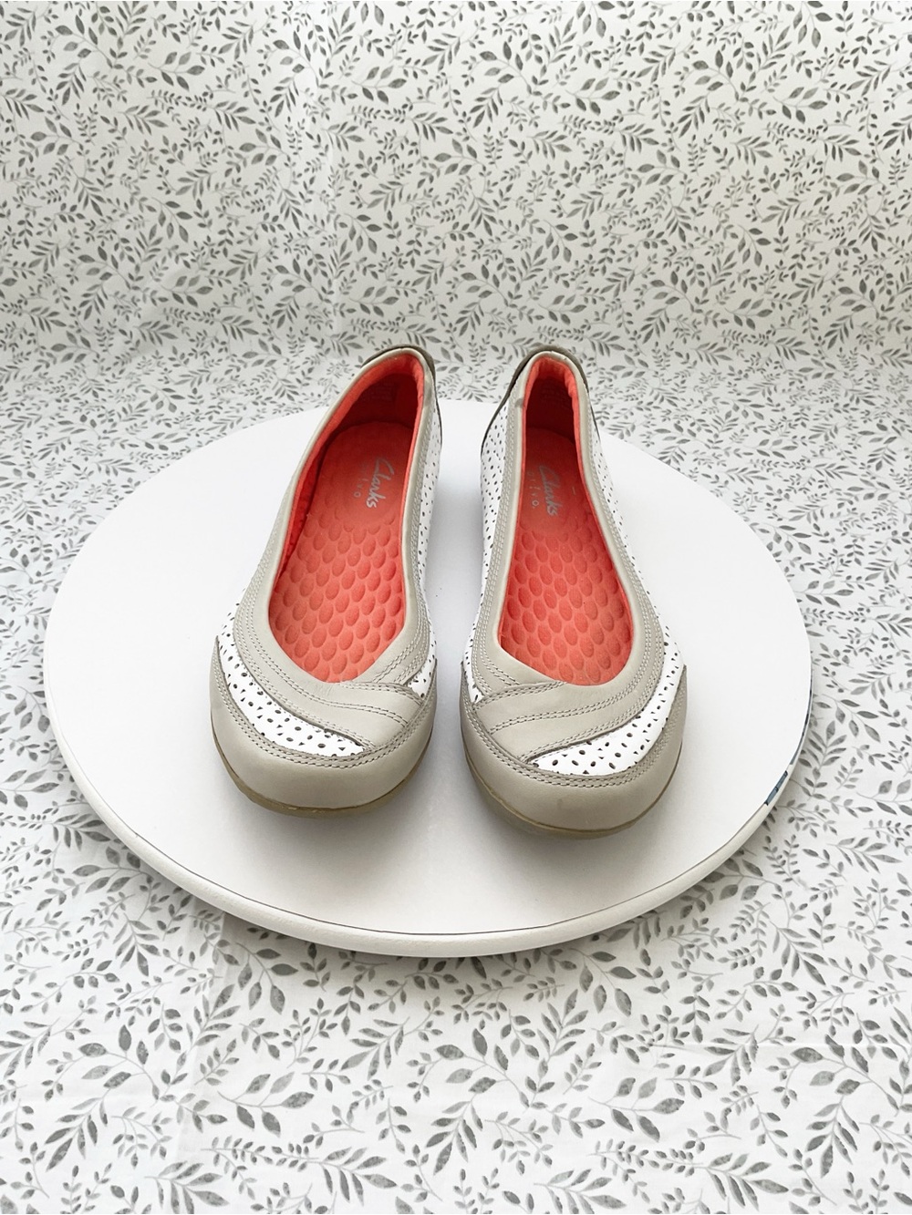 Clarks Privo Womens 8M White Gray Leather Perforated Comfort Ballet Flats 65437